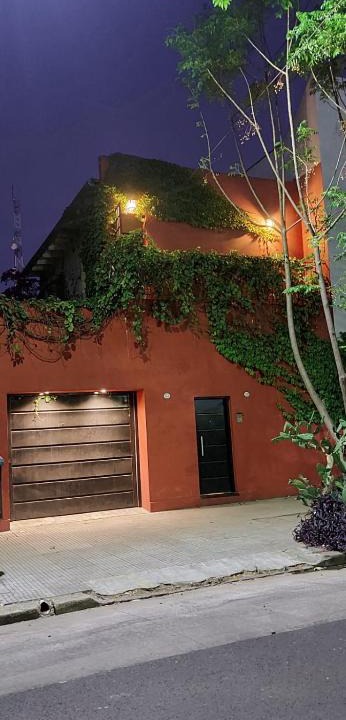 Comuna 15 House | Casa Roja. Oasis Urbano