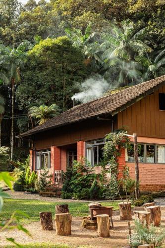 Benedito Novo Ski Chalet | Casa Sabia com charme rústico e belos jardins