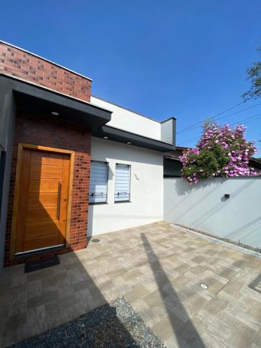 Iririu House | Casa térrea ampla, perfeita para a sua hospedagem