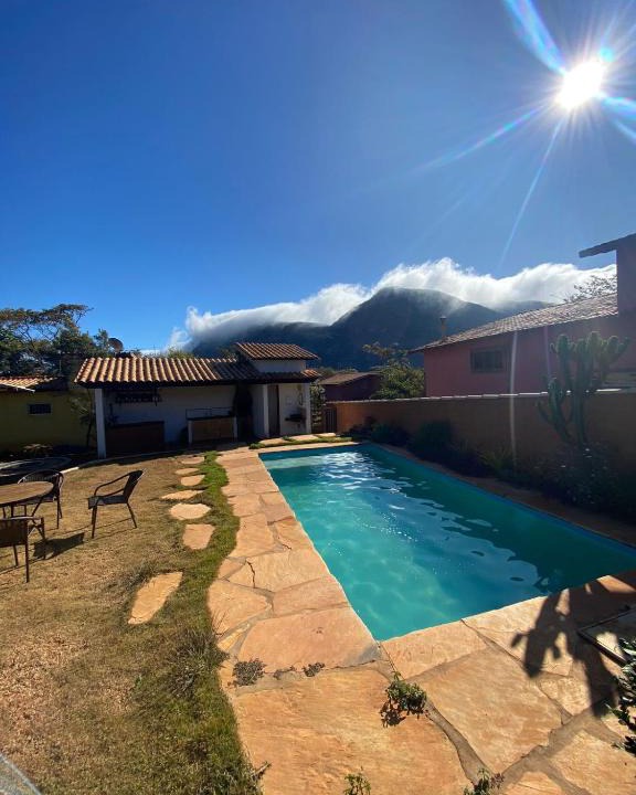 Lapinha da Serra House | CASINHAS DA LAPINHA- 3 Chalés em Lapinha da Serra com cozinha- LATE CHECK OUT- Piscina Compartilhada - Veja a cor do chalé que está locando nas fotos junto aos preços CHALÉS AMARELO, AZUL E LARANJA