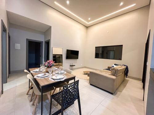 Plano Diretor Sul House | Celeste Serena - Casa com 3 quartos, localizada próximo a rodoviária e aeroporto