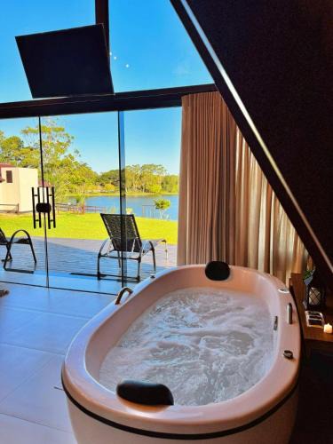 Jaguaruna Cabin | Chalé com hidromassagem de frente para a lagoa