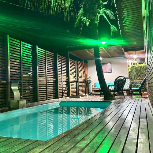 Jardim Colonial Ski Chalet | Chalé com PISCINA Privativa, com 2 QUARTOS, ESTACIONAMENTO em Condomínio com PORTARIA 24h, Sauna, Quadras, 3 PISCINAS no condomínio, Pesca e Parquinho Infantil - SmarTV na sala de estar, TV na área CHURRASQUEIRA, Wi-Fi e Cozinha Completa