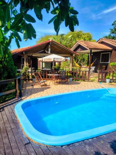 Garopaba House | Chalé de 2 dormitórios com piscina e churrasqueira