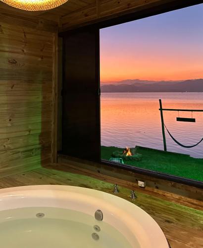 Sao Tomas Ski Chalet | Chalé na beira da lagoa com vista