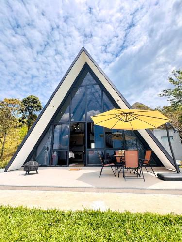 Nova Friburgo Ski Chalet | Chalé na Serra com banheira e vista incrível
