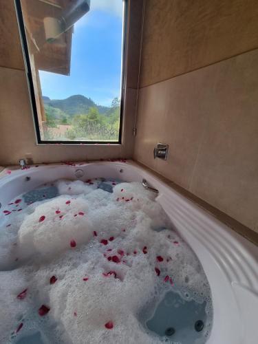 Goncalves Cabin | Chalé Som da Sete Quedas Hidromassagem, Lareira e Vista para as Montanhas