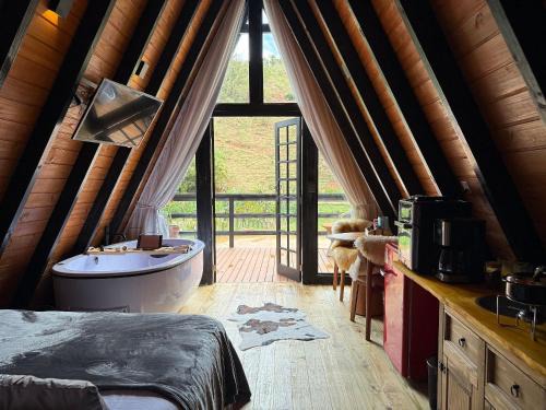 Domingos Martins Ski Chalet | Chalet with Private Jacuzzi and View of the Jucu River