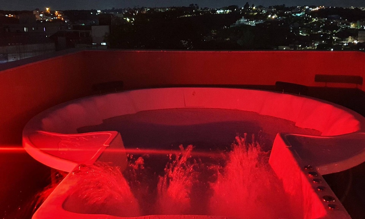 Contagem Apartment | Cobertura Duplex com Hidromassagem ao Ar Livre Para 8 Pessoas