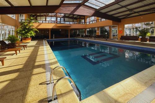 Vila Suica Apartment | Cobertura no Residencial Village no Centro de Gramado, com Piscina Aquecida e Jacuzzi