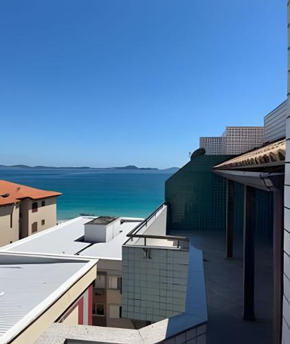 Prainha Apartment | Cobertura Pé na Areia Vista Mar Churrasqueira 12 Pessoas
