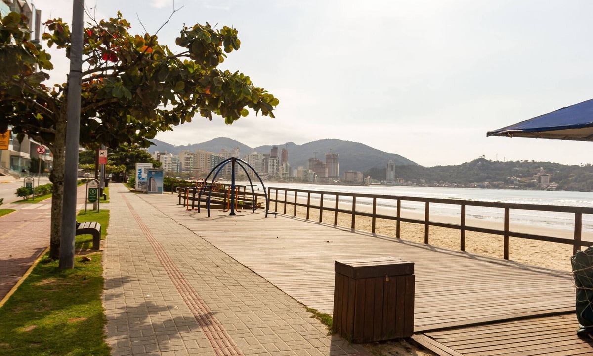 Castelo Branco Apartment | Comfort 2 blocks from the Sea in Meia Praia MM9040