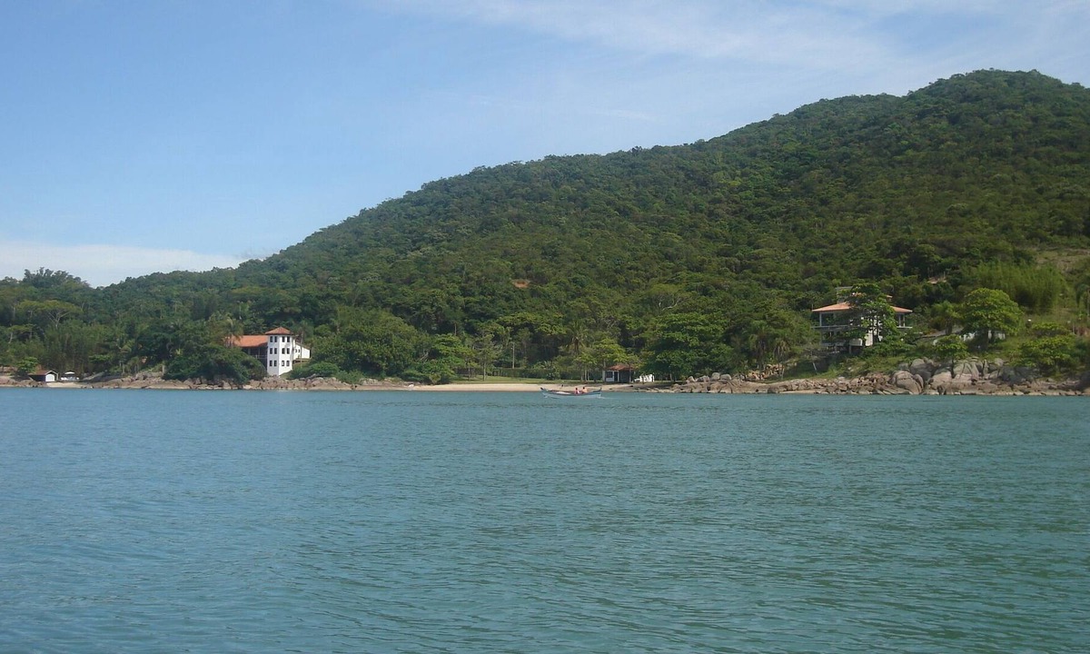 Governador Celso Ramos House | Comfortable beach house and beach overlooking Florianopolis