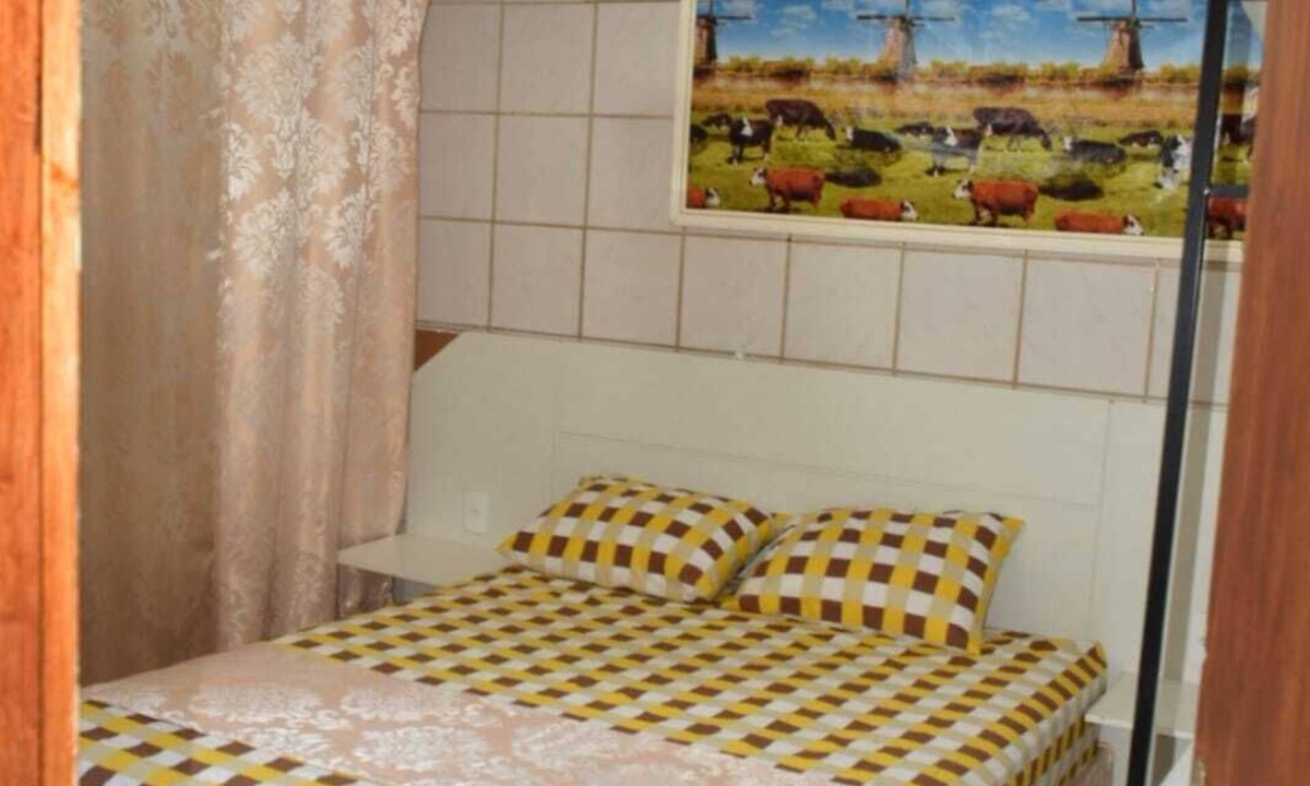 Real Parque House | Cozy room, with TV access to over 400 channels from around the world. Nice place