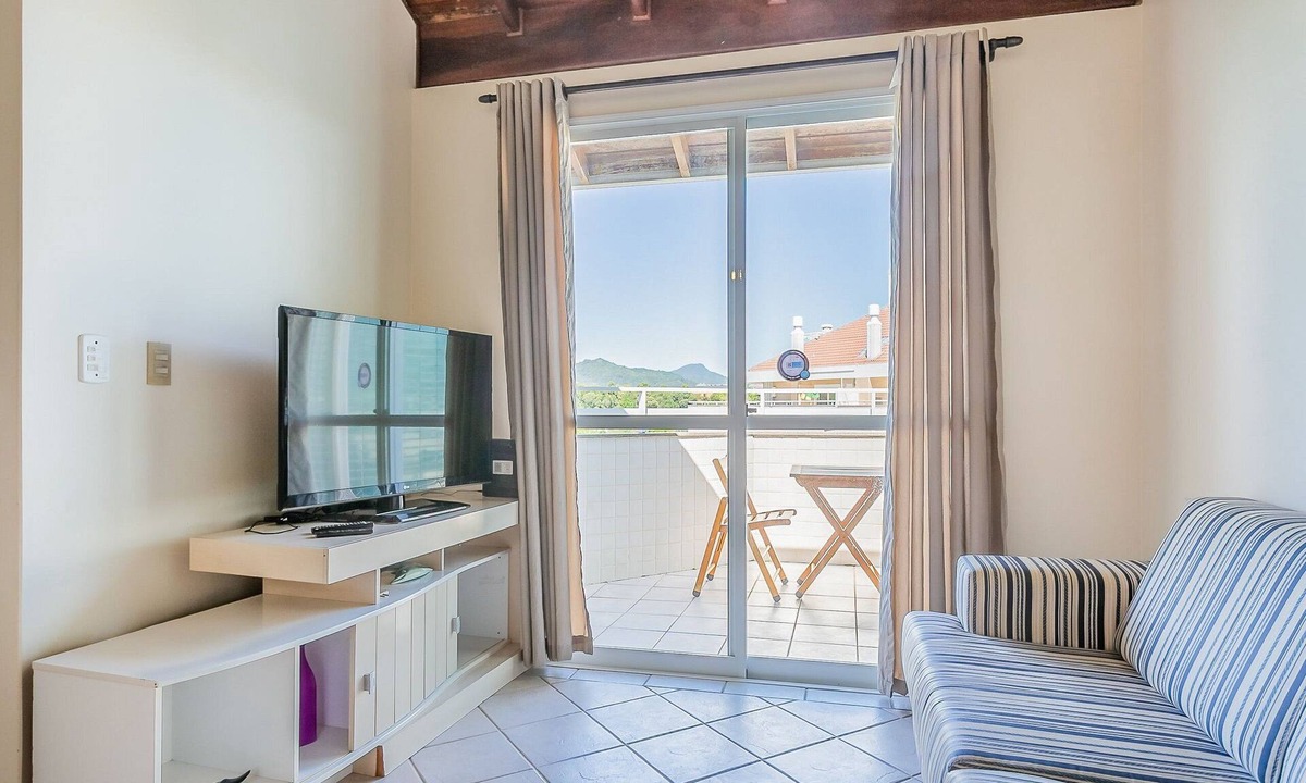 Cachoeira do Bom Jesus Apartment | Cozy Two-story House Just 120m From the Beach! EDE