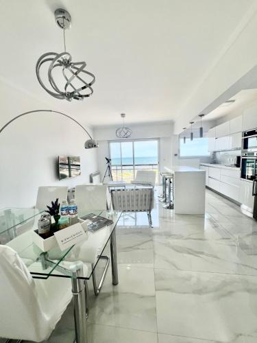 La Perla Apartment | Departamento Pinterest Mar del Plata - Vista plena al mar con cochera