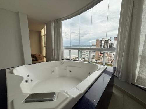 Itapema Apartment | Duplex Exclusivo com Hidro, Churrasqueira Privativa e 4 Suítes