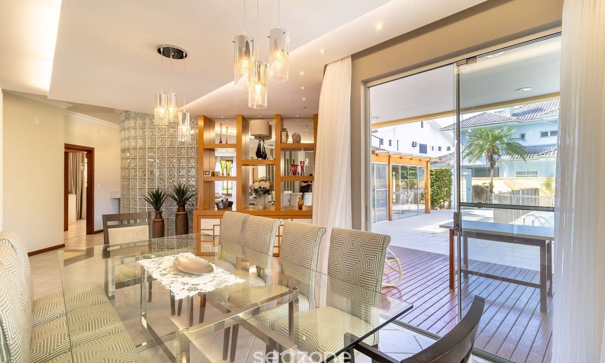 Jurere Internacional Apartment | Duplex House w/Pool, 850m From the Beach Rdt0124