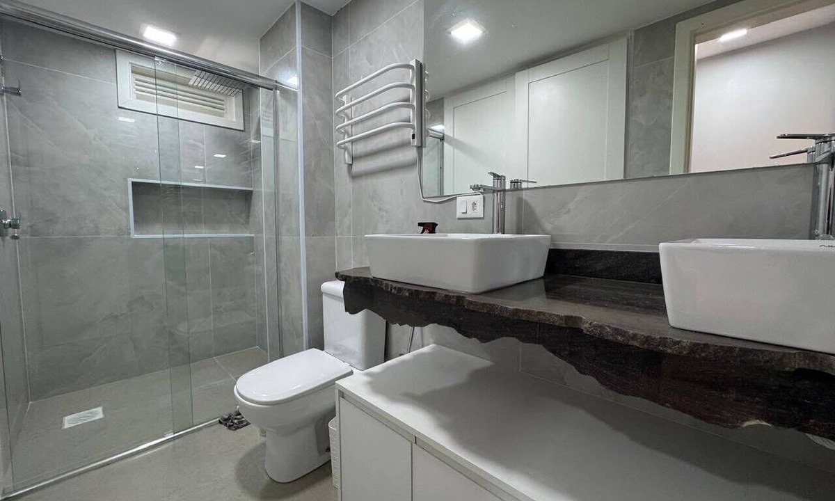 Alto do Capivari Apartment | Duplex in a luxury mountain condominium.