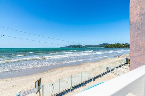 Porto Belo House | Duplex standing on the sand w stunning view RAT001