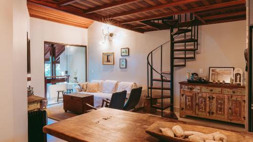 Jardim Europa Apartment | Duplex with fireplace and TV surrounded by nature
