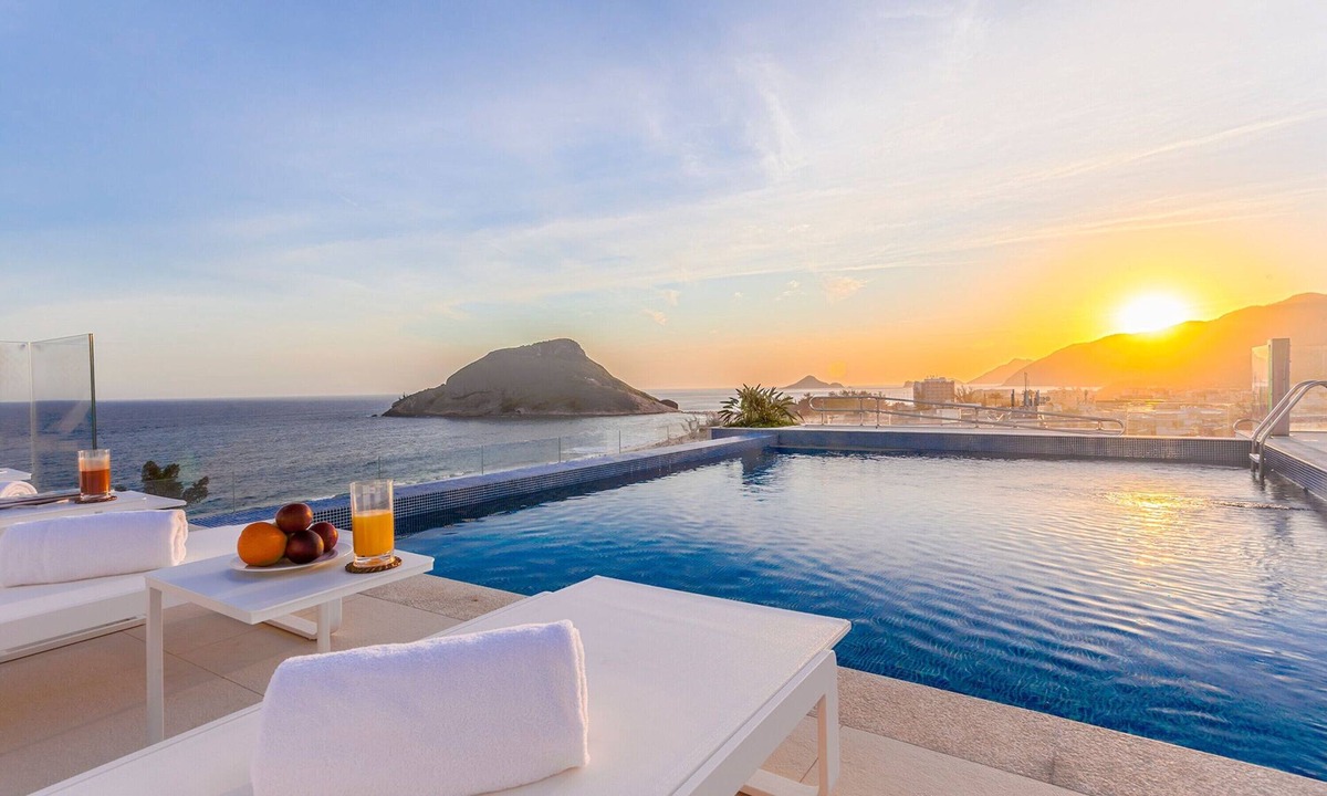 Recreio dos Bandeirantes Hotel | Elegant Beachfront Suite Perfect for a Romantic Getaway in Rio!
