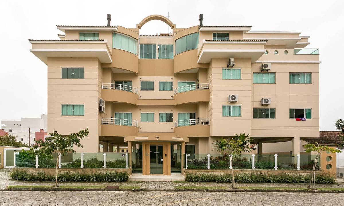 Governador Celso Ramos Apartment | Excellent two bedroom apartment with a suite 100 meters from the sea