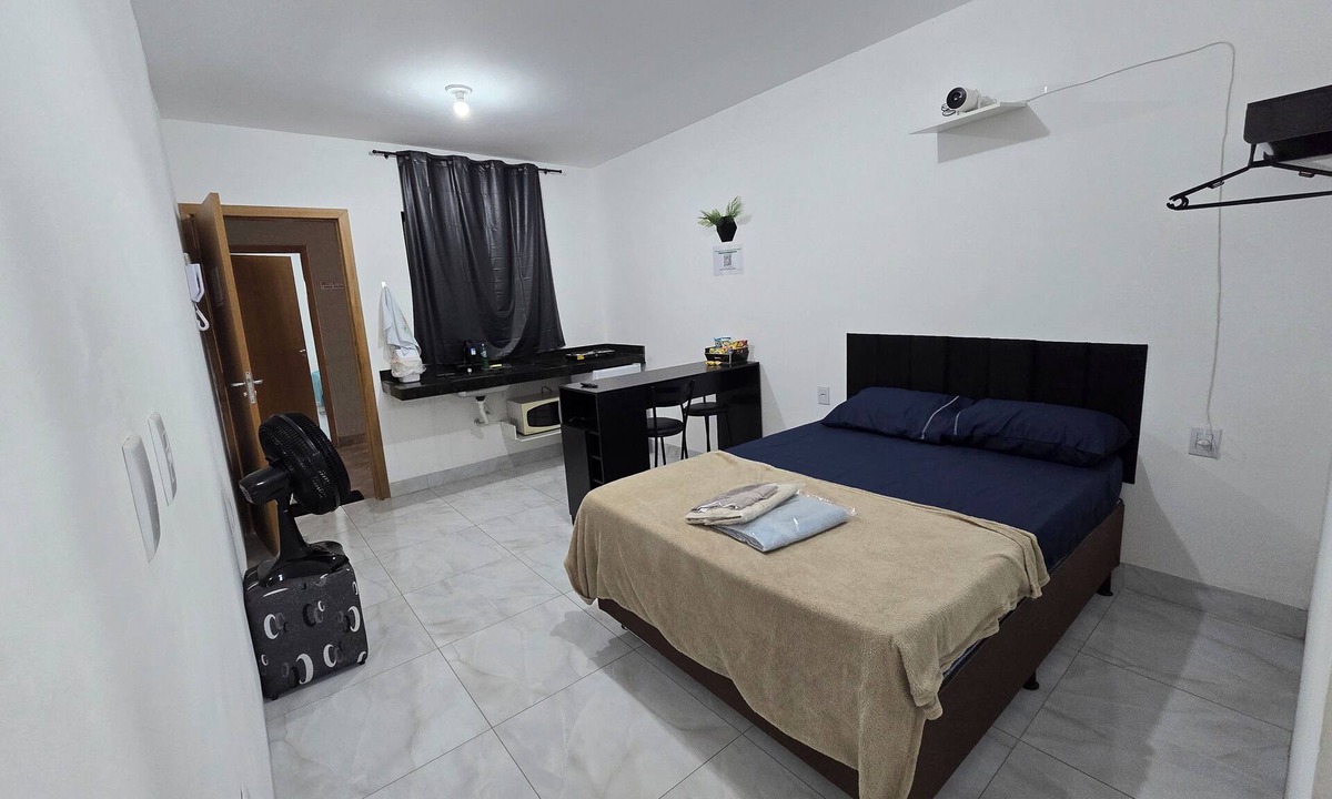 Aparecida de Goiania Apartment | Fully equipped apartment with air conditioning, linens, laundry facilities, and a grocery store.