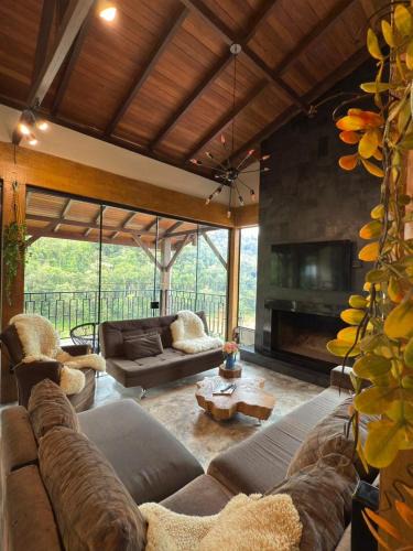 Rio dos Cedros House | GaloDourado House In Alto Palmeiras