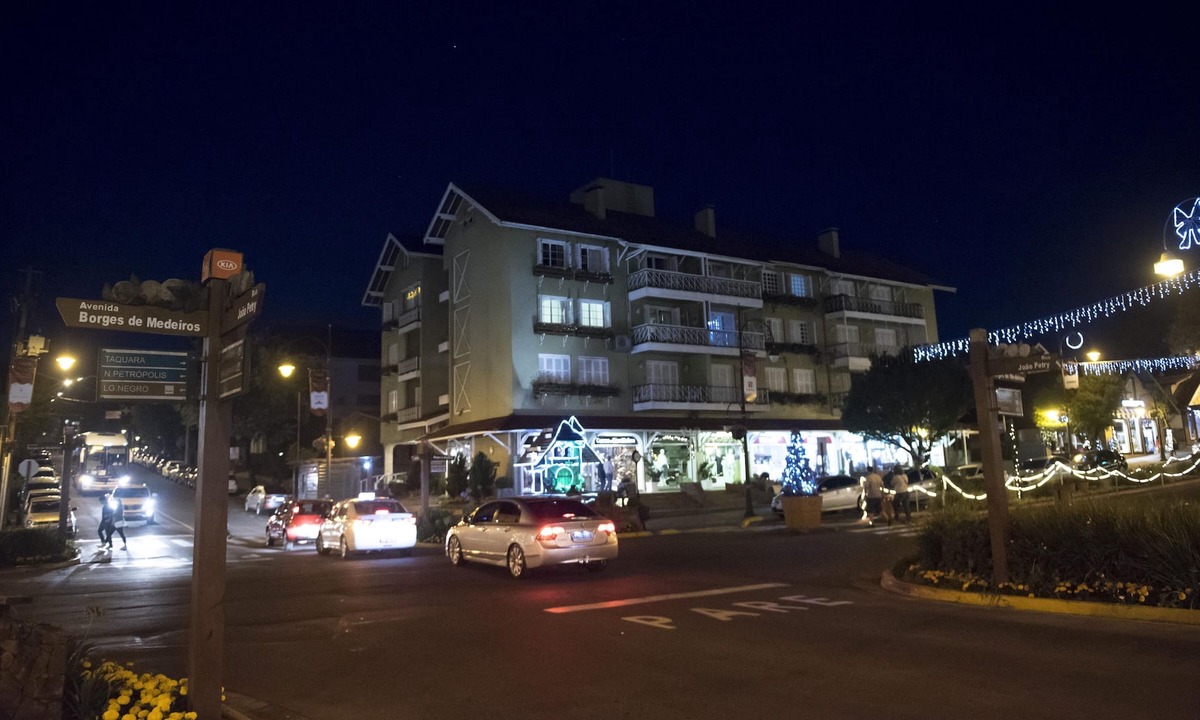 Gramado Apartment | Great location 2 blocks from covered street