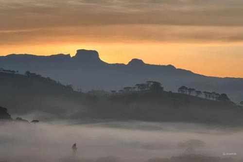 Goncalves Ski Chalet | Hidromassagem, Varanda e Vista Pedra do baú