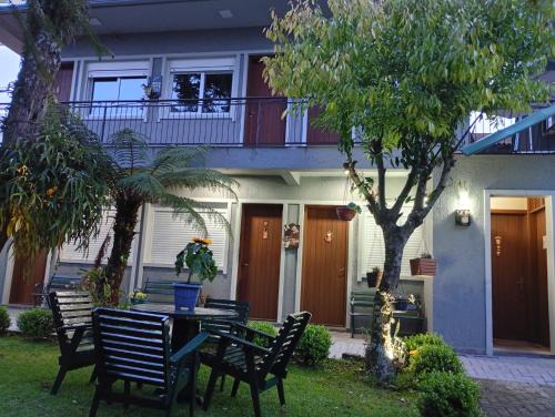 Carniel House | Hospedagem Caminho das Rosas-suítes em Gramado