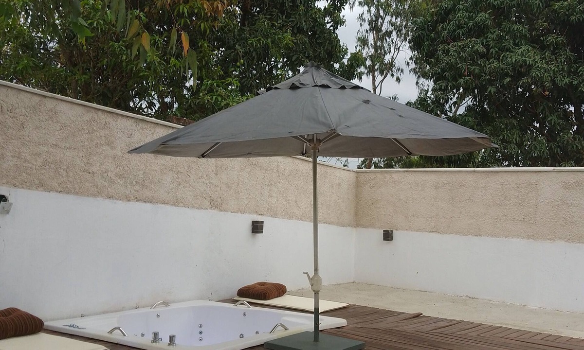 Esmeraldas House | House with a large green area. Featuring a spa and gourmet area.