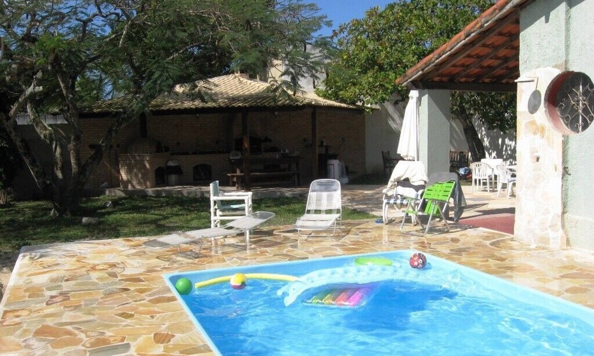Praia da Vila House | House surrounded by a veranda, swimming pool, barbecue area, and volleyball/beach tennis court.