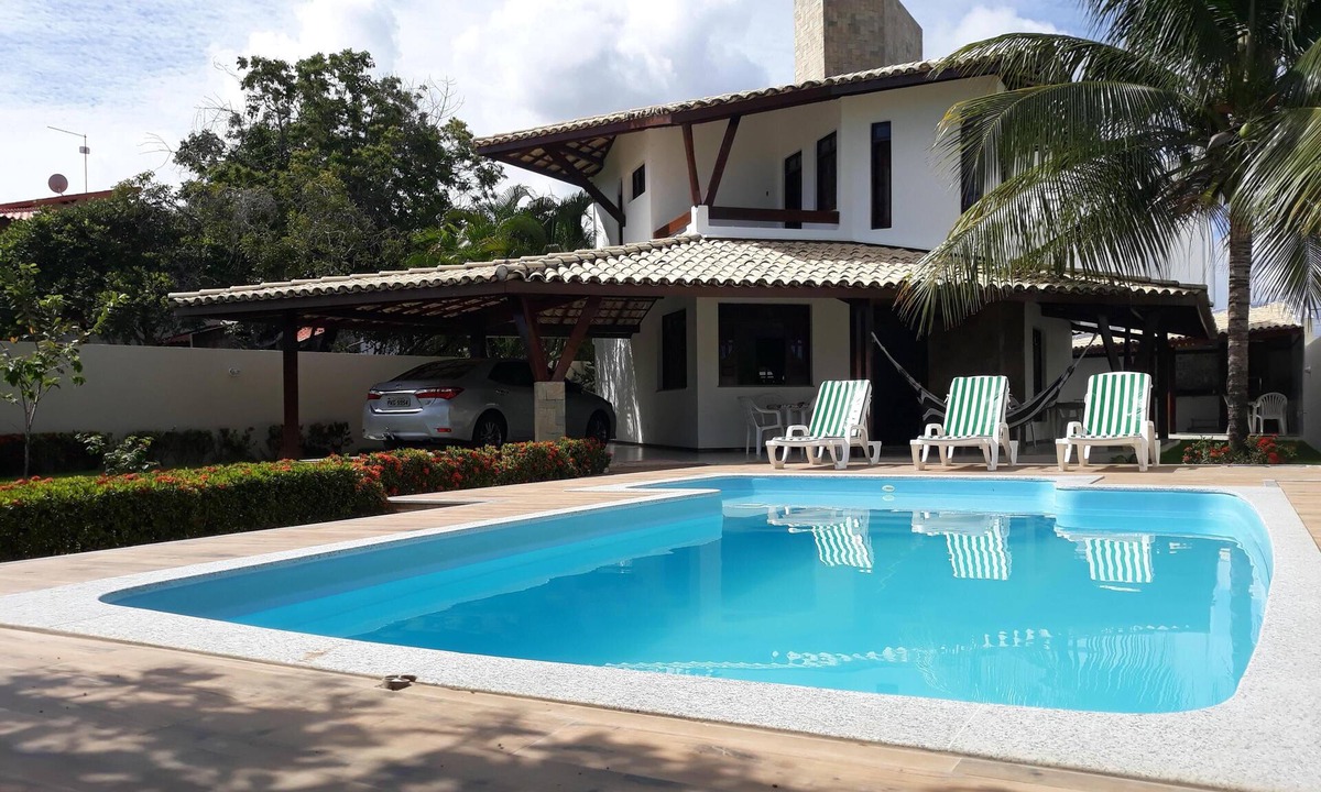 Centro House | House with 4 suites, maid's quarters, swimming pool, balconies, garage and barbecue area.