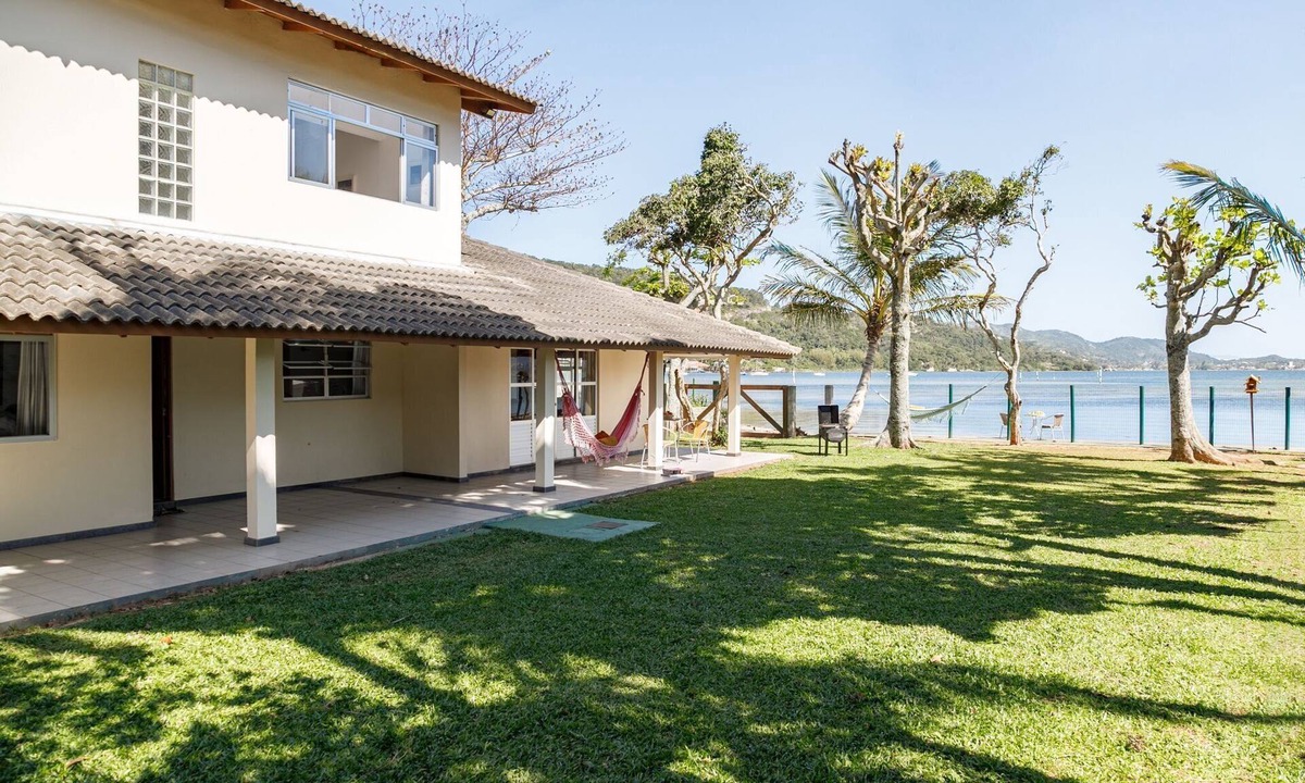 Barra da Lagoa Villa | Lakehouse – Exclusive Waterfront Retreat