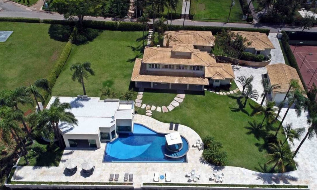 Capitolio House | Lakeside Mansion with 10 Bedrooms