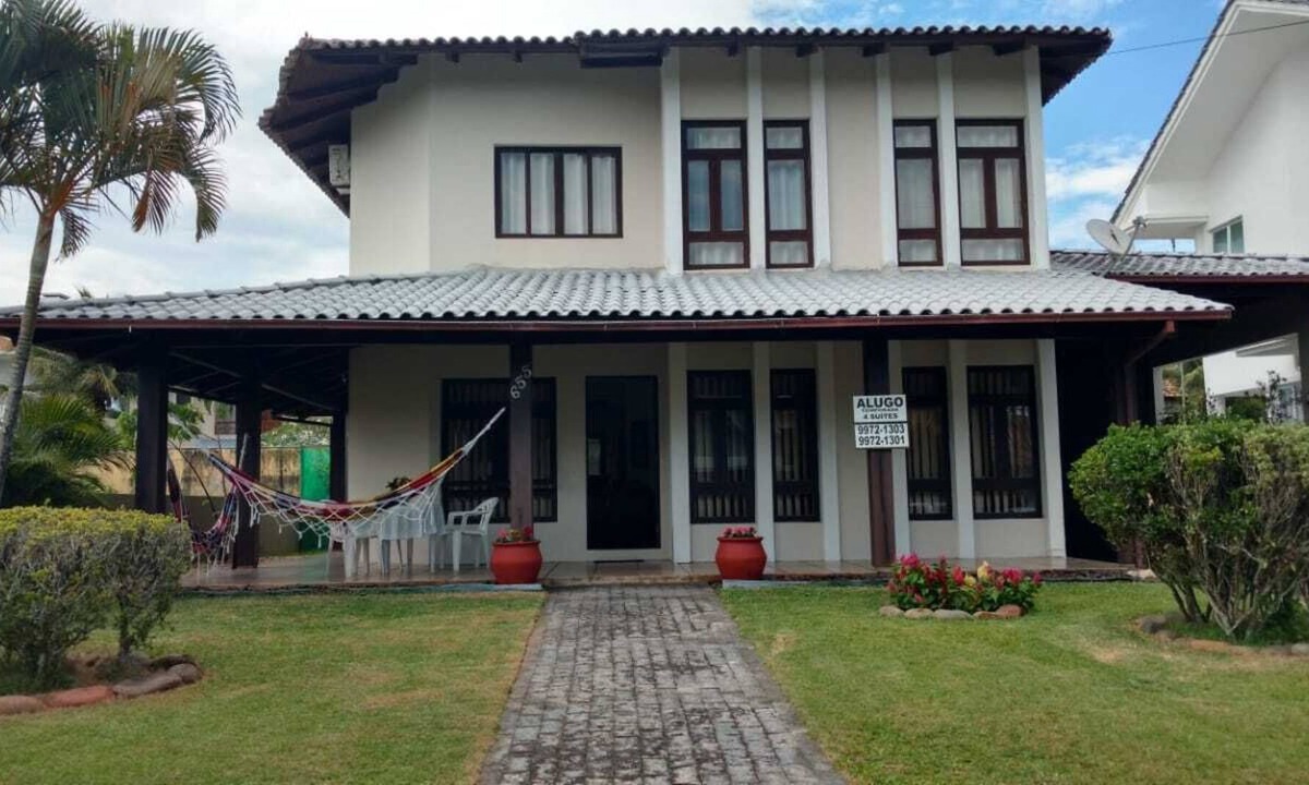 Jurere Internacional House | Large and comfortable 4 bedroom house sleeps 10 adults
