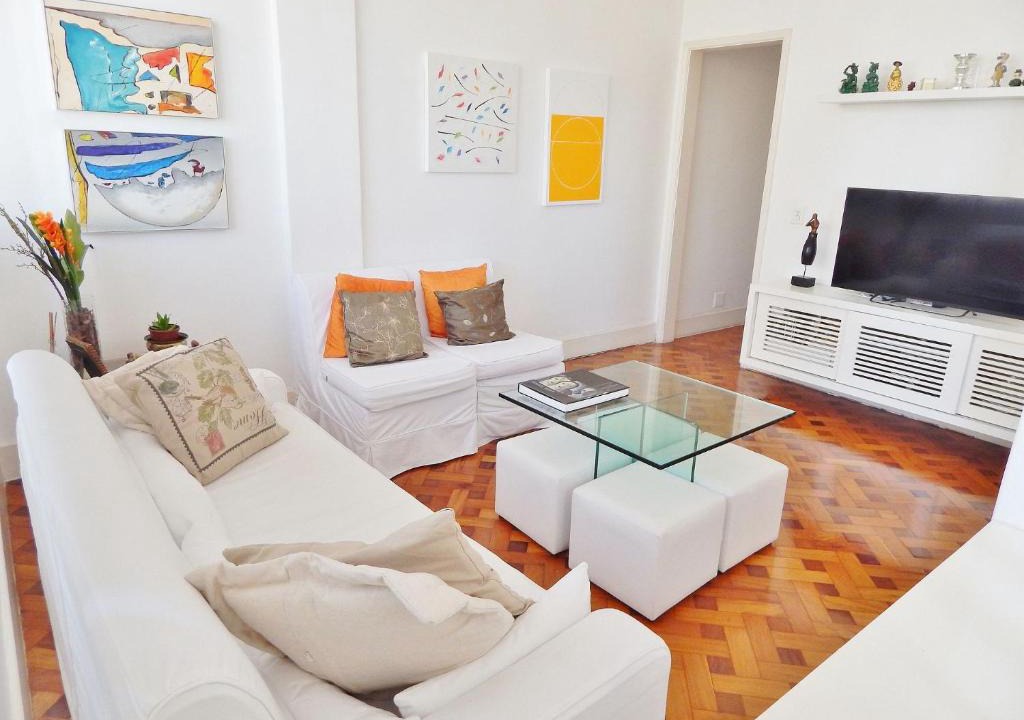 Leblon Apartment | Leblon House V Two-bedroom apartment two blocks from the beach, with 24-hour concierge