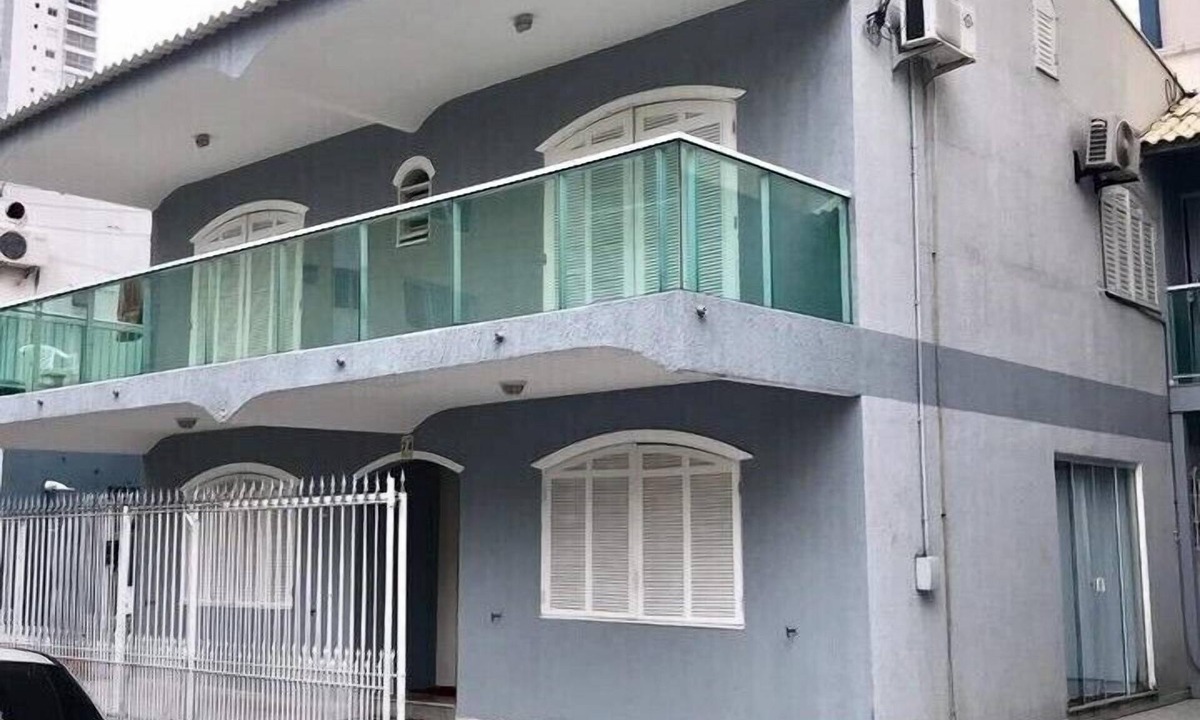 Centro House | LEFT HOUSE 17/or 21 PEOPLE/CENTER/SWIMMING POOL/BILLIARDS