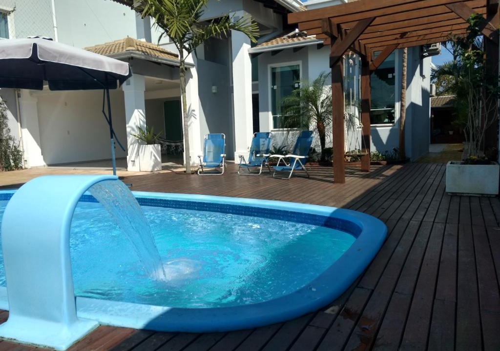 Canto Grande House | Linda casa com piscina e 4 suites no mariscal a 100 metros da praia