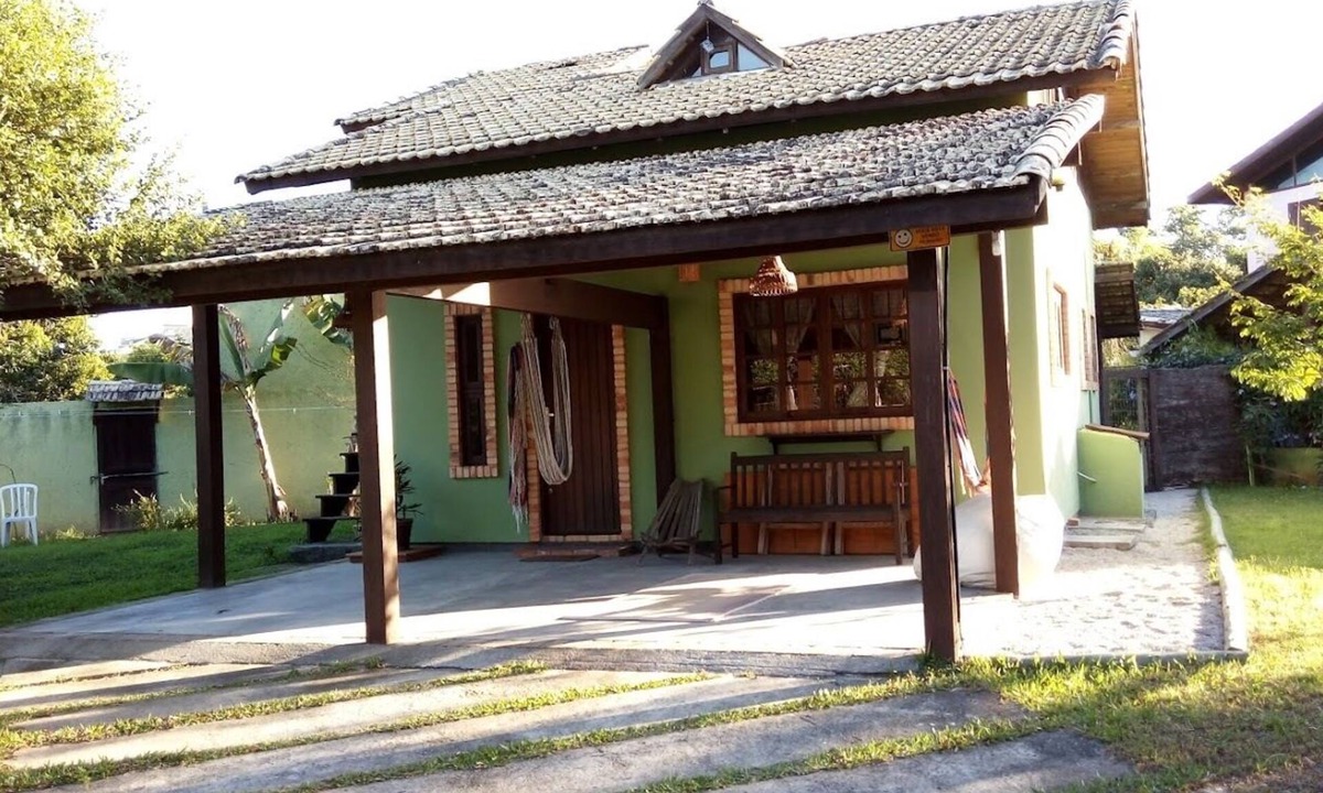 Rio Tavares Ski Chalet | Located 300 meters from the beach, the house faces east and is surrounded by grass.