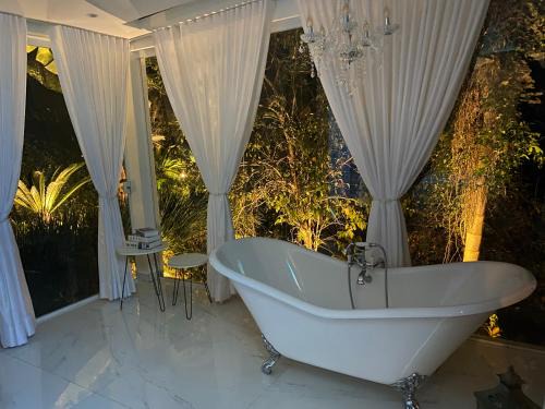 Sao Roque Cabin | Loft Vidro Vitoriano em Condomínio Rota do Vinho São Roque