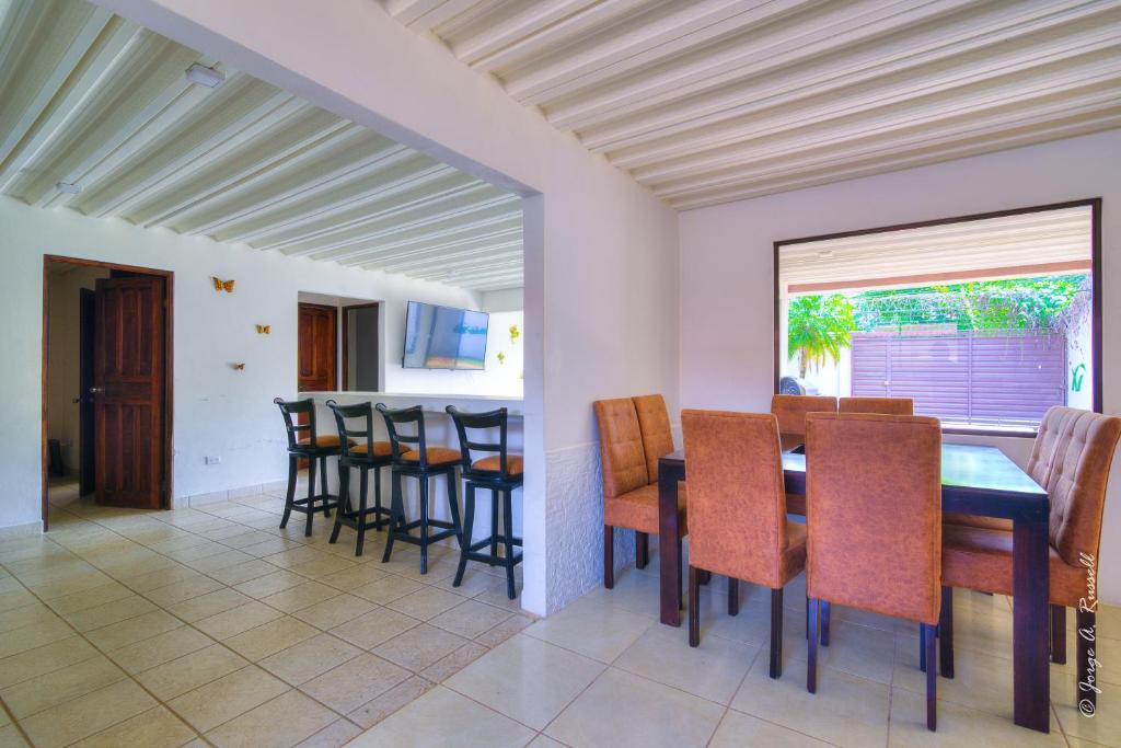 Jaco House | Luxurious Hideaway with Pool and Rooftop Deck