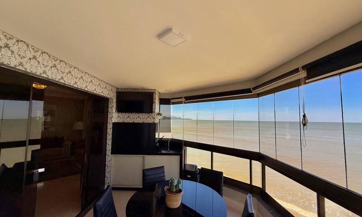Itapema Apartment | Luxury beachfront apartment with 4 bedrooms, 2 parking spaces, and an unbeatable location.