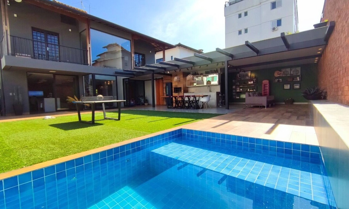 Castelo House | LUXURY HOUSE WITH POOL AND GOURMET AREA
