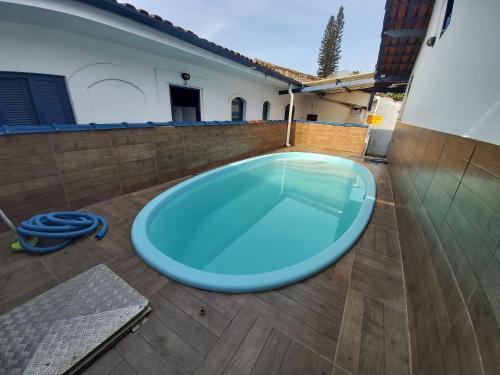 Maranduba Ski Chalet | Maranduba Chalé Marbela 5-C — 2 Quartos, Piscina, 3 Quadras do Mar