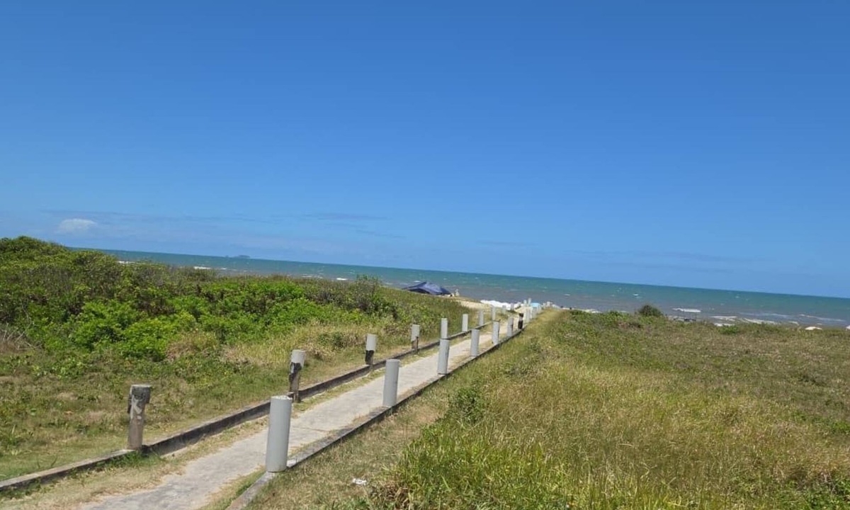 Matinhos House | Minimalist studio apartment two blocks from the beach, accommodates up to three people.