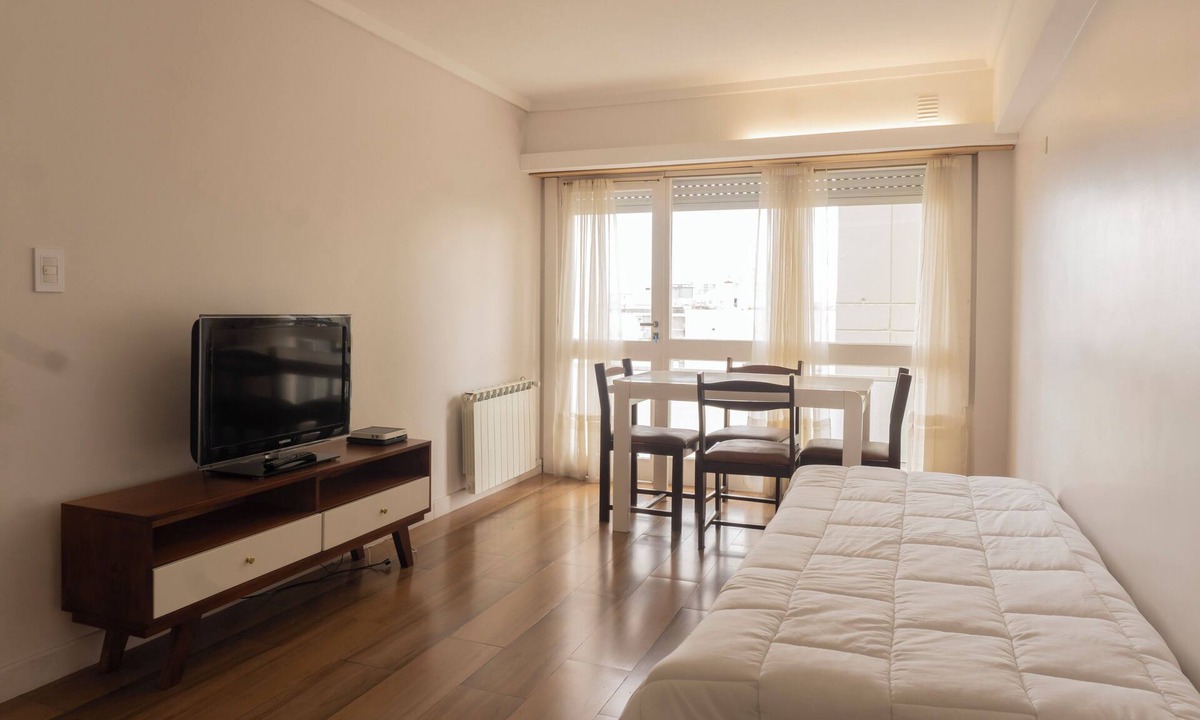 La Perla Apartment | Modern and Spacious Apartment in a central location, Steps from the Sea