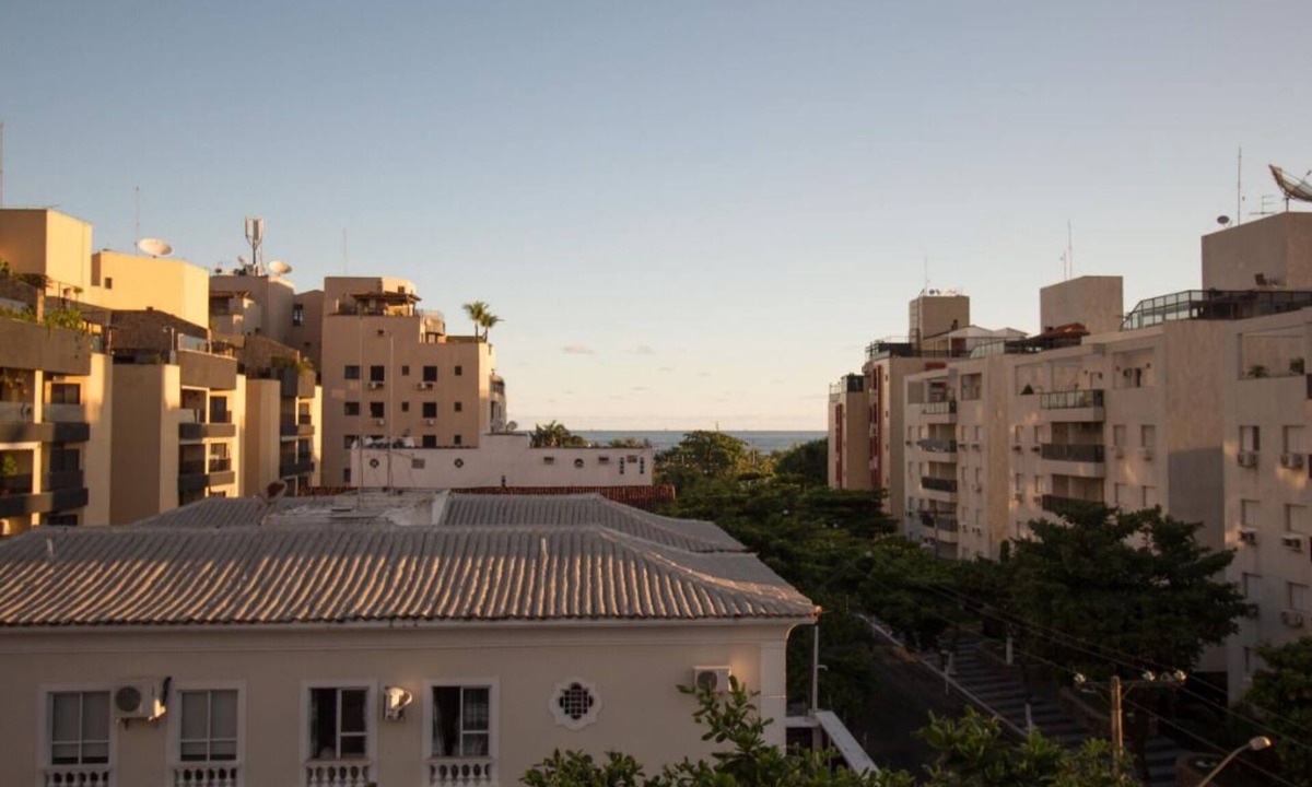 Enseada Apartment | Modern apartment 2 blocks from the beach.